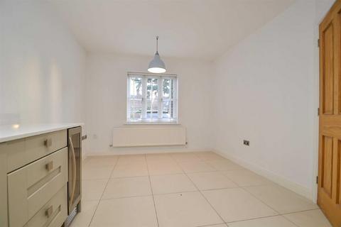 4 bedroom townhouse to rent, Besford Gardens, Belle Vue, Shrewsbury