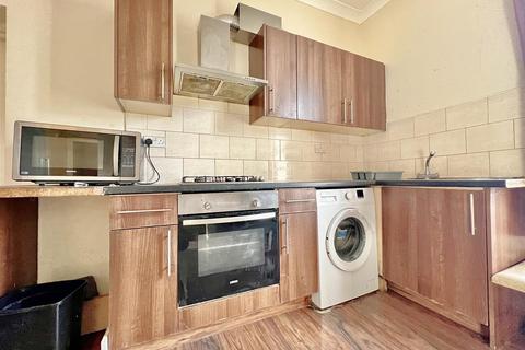 2 bedroom apartment to rent, Hanworth Road, Hounslow TW3