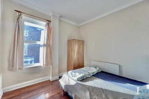 2 bedroom apartment to rent, Hanworth Road, Hounslow TW3