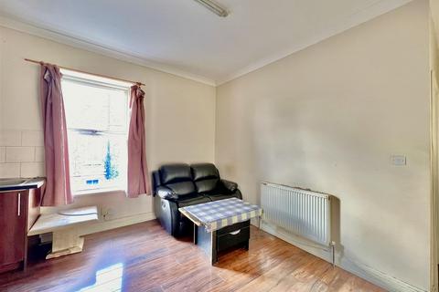 2 bedroom apartment to rent, Hanworth Road, Hounslow TW3