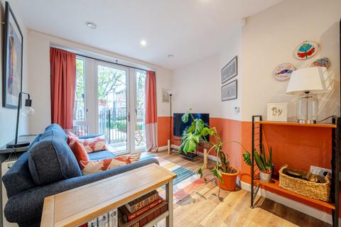 1 bedroom apartment for sale, Colonnade Gardens, London
