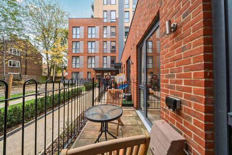 1 bedroom apartment for sale, Colonnade Gardens, London
