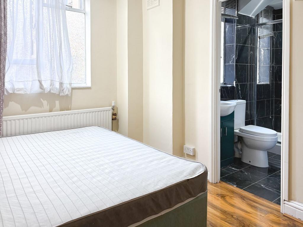 Bright, tidy bedroom with a comfortable double ...