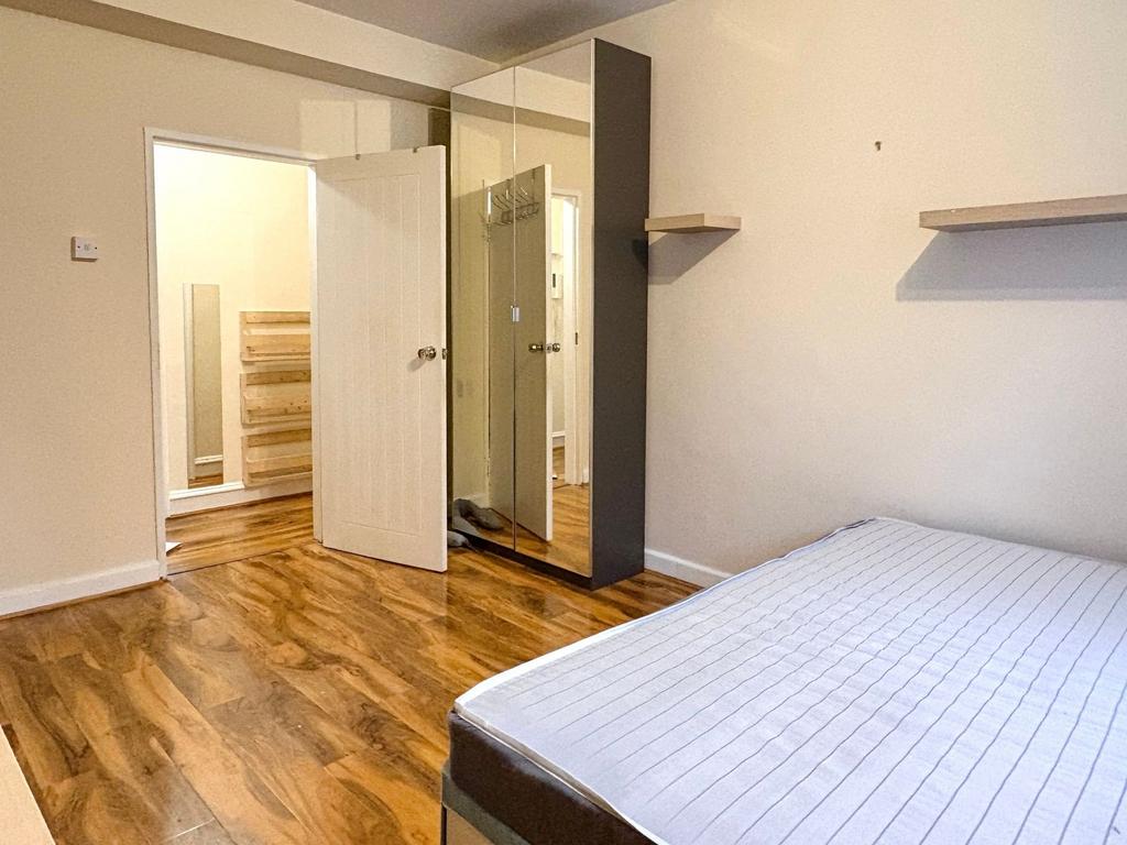 Bright, tidy single bedroom with wood-effect fl...