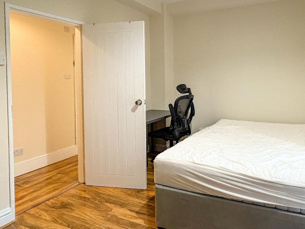 Bright, neatly presented double bedroom with fr...