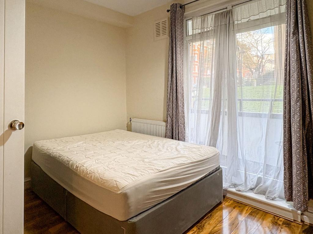 Bright, neatly presented double bedroom with la...