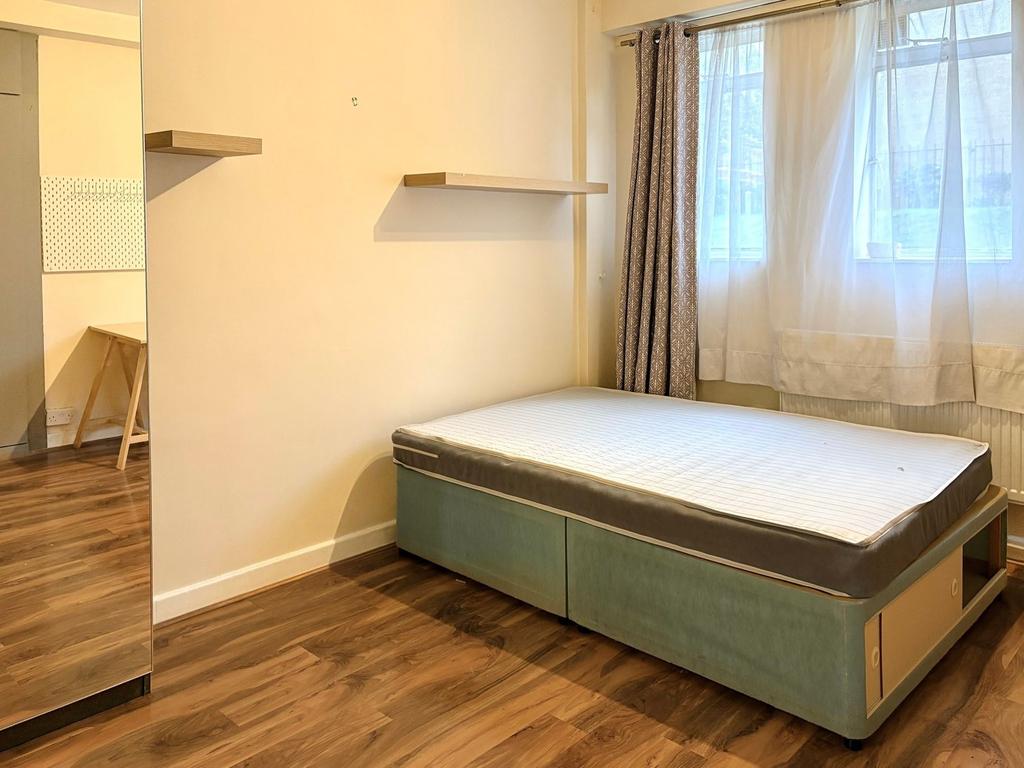 Bright, tidy bedroom with a double divan bed, w...