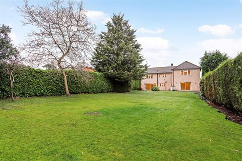 5 bedroom detached house to rent, Twinoaks, Cobham