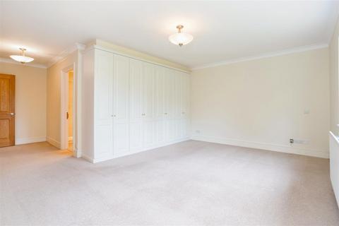 5 bedroom detached house to rent, Twinoaks, Cobham