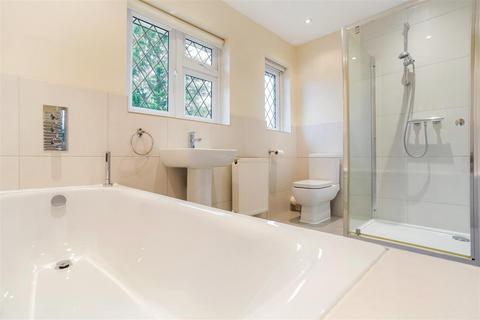5 bedroom detached house to rent, Twinoaks, Cobham