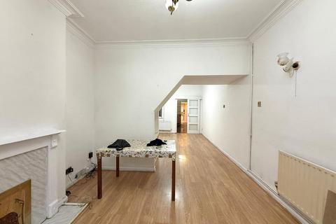 3 bedroom terraced house to rent, Roberts Road