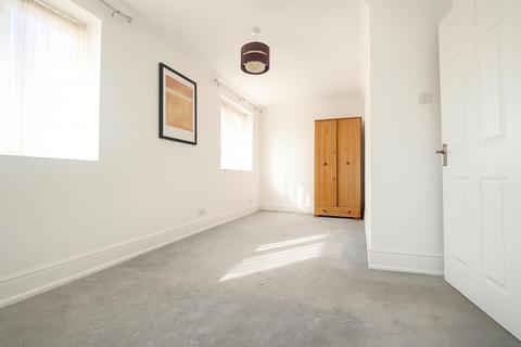2 bedroom flat for sale, Victor Close, Hornchurch RM12