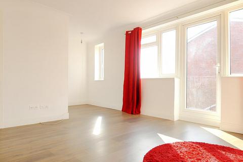 2 bedroom flat for sale, Victor Close, Hornchurch RM12