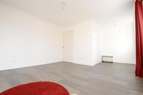 2 bedroom flat for sale, Victor Close, Hornchurch RM12