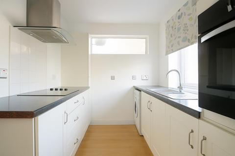 2 bedroom flat for sale, Victor Close, Hornchurch RM12