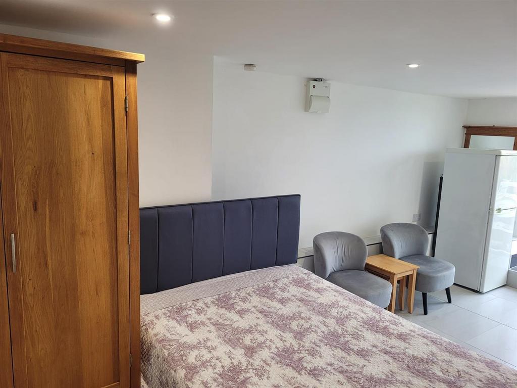 Bedoom pt 2.jpg