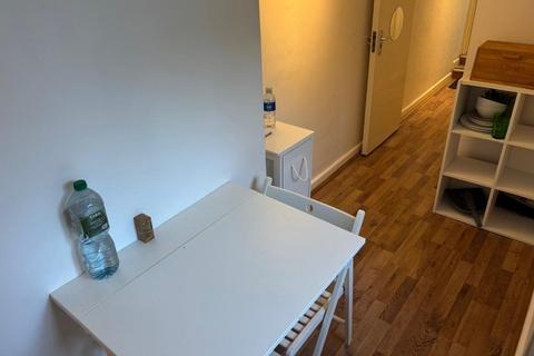 undefined, London Road, Reading, Berkshire