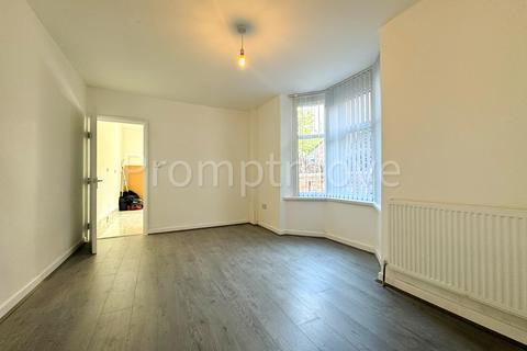 5 bedroom semi-detached house to rent, Hurst Grove Bedford MK40 4DW