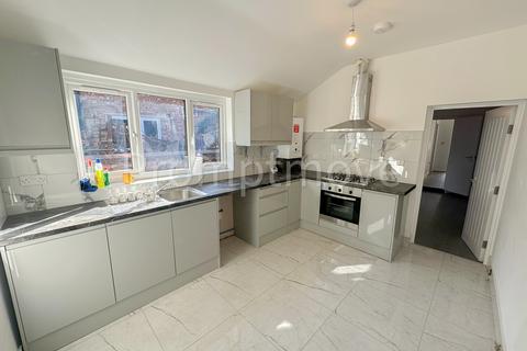 5 bedroom semi-detached house to rent, Hurst Grove Bedford MK40 4DW