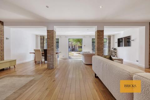 undefined, Dickens Rise, Chigwell IG7