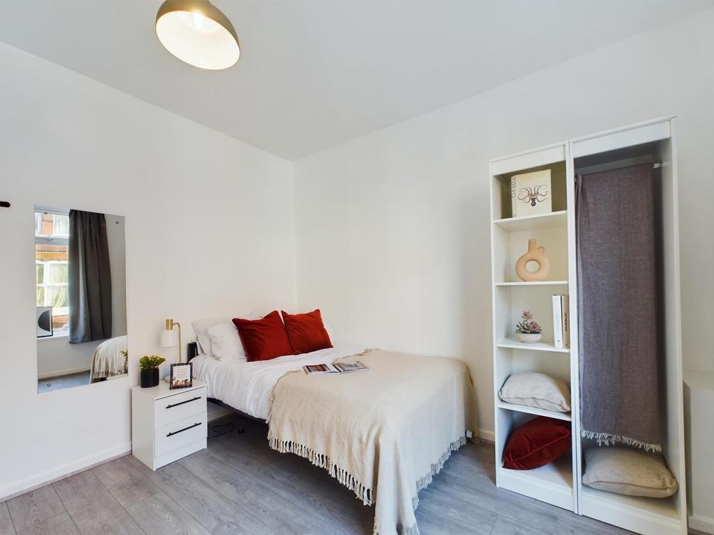 Spacious double bedroom featuring stylish decor...