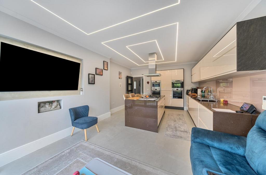 Davidson Frost-Wellings, DFW, Flora Close, Living