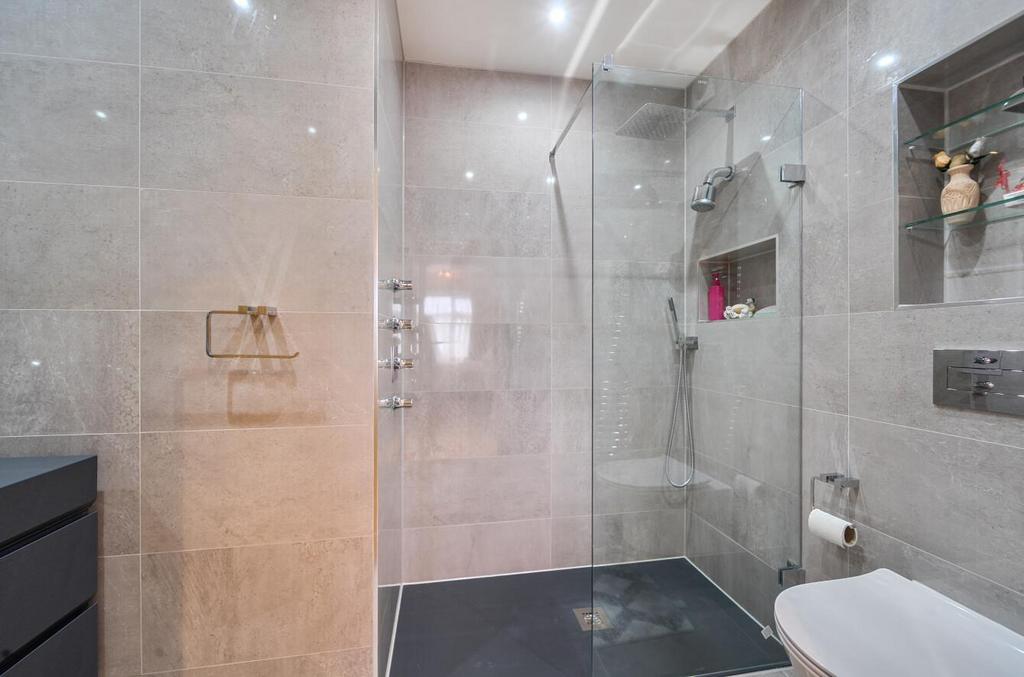 Davidson Frost-Wellings, DFW, Flora Close, Shower