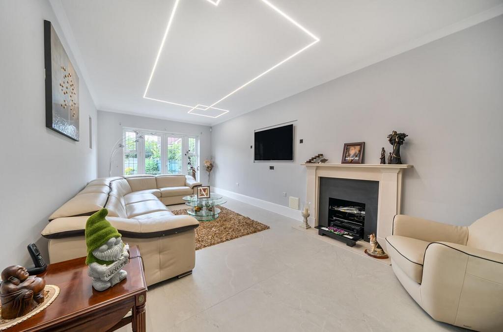 Davidson Frost-Wellings, DFW, Flora Close, Recepti
