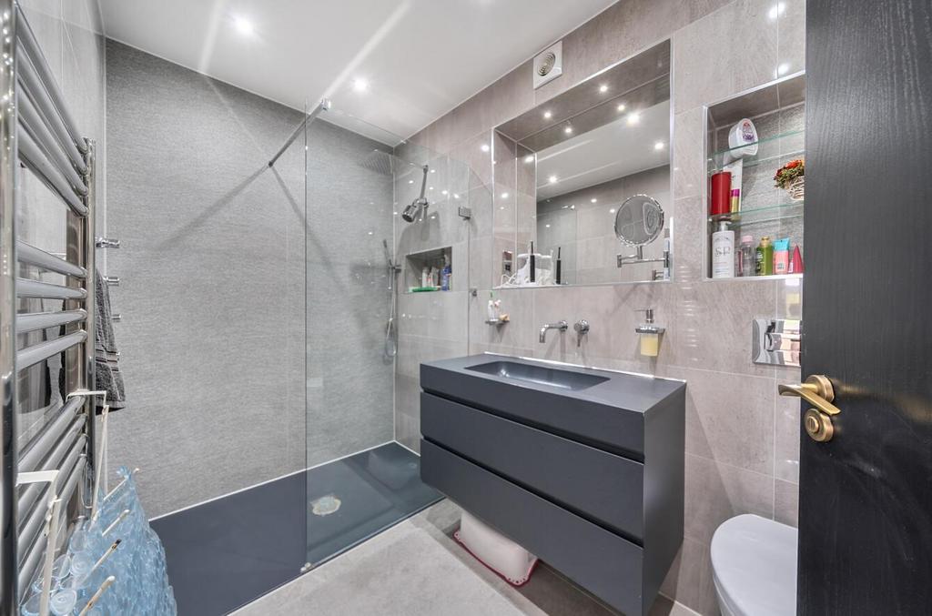 Davidson Frost-Wellings, DFW, Flora Close, Shower