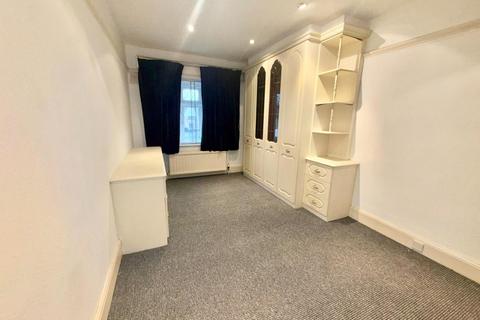 4 bedroom detached house to rent, Coldharbour Lane, Hayes, UB3 3HG