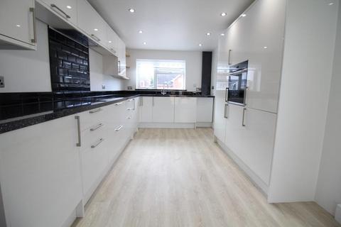 3 bedroom semi-detached house to rent, Wesley Avenue, Blbrook, Wolverhampton