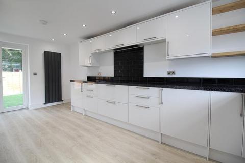 3 bedroom semi-detached house to rent, Wesley Avenue, Blbrook, Wolverhampton