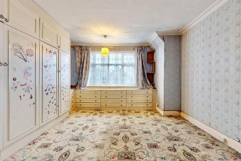 3 bedroom semi-detached house to rent, Greystone Gardens, Harrow, HA3