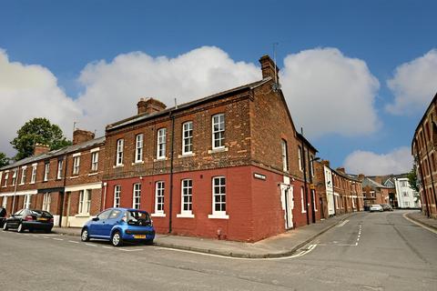 Studio to rent, Woodbine Place