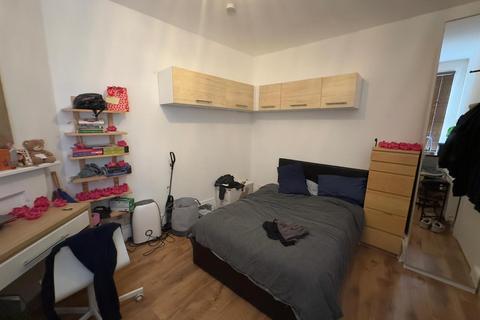 Studio to rent, Woodbine Place