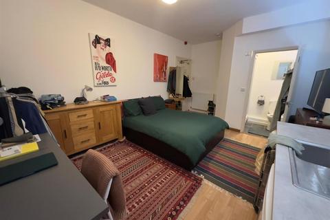 Studio to rent, Woodbine Place