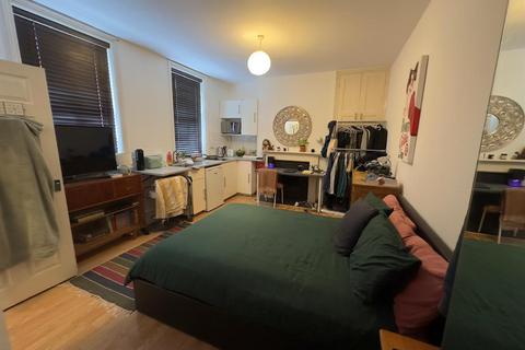 Studio to rent, 1 Woodbine Place - Room 8Oxford