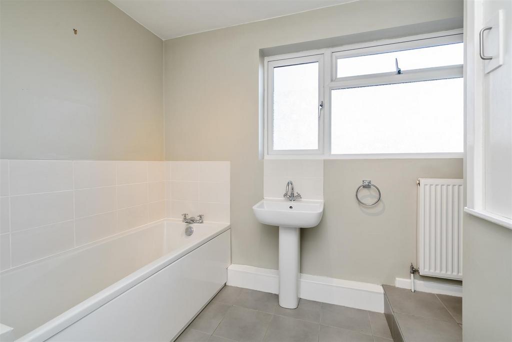 24 Broomfields Farm Road 8.jpg