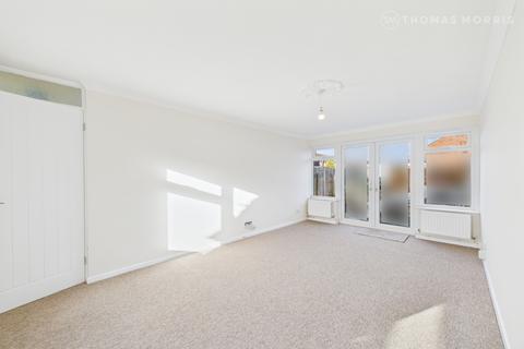 3 bedroom terraced house to rent, Saunders Close, Cambridgeshire PE29