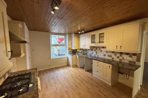3 bedroom house to rent, Brian Street, Huddersfield HD3