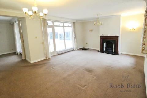3 bedroom bungalow to rent, Aberford Road, Leeds LS26