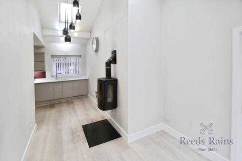 3 bedroom bungalow to rent, Aberford Road, Leeds LS26