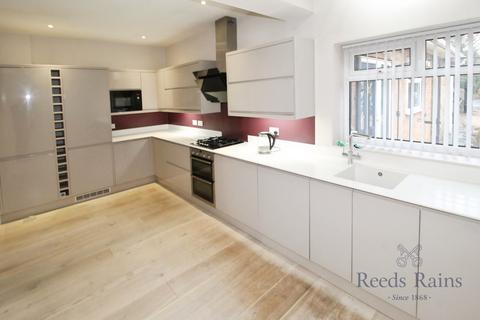 3 bedroom bungalow to rent, Aberford Road, Leeds LS26
