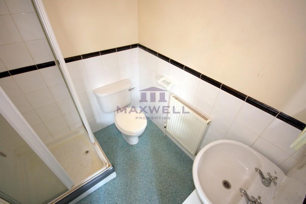 3 bed 2 bath house for rent in Forest Gate E7.