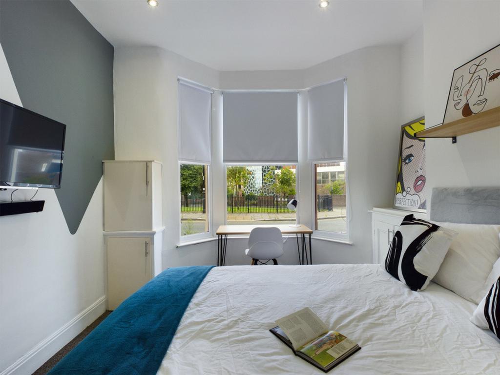 A spacious and bright large double bedroom feat...