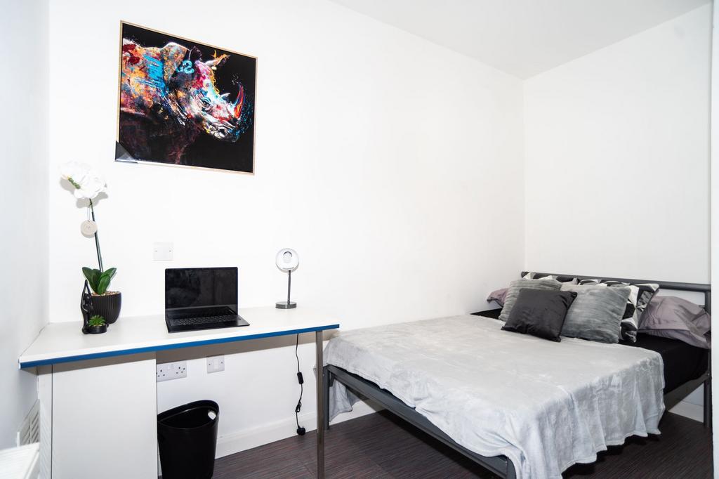 Bright, tidy bedroom with a comfortable double ...
