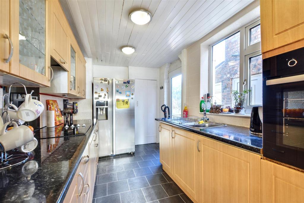 Kitchen 2.jpeg