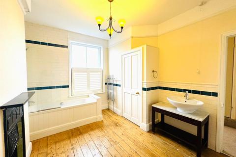 3 bedroom terraced house to rent, Thornhill Road, Longwood, Huddersfield, Kirklees, HD3