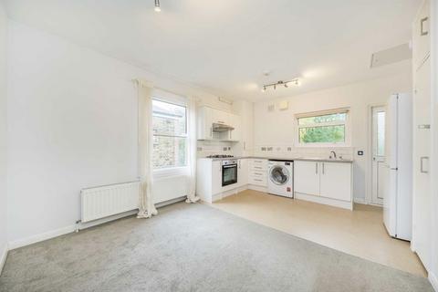 3 bedroom flat to rent, Telferscot Road, London SW12
