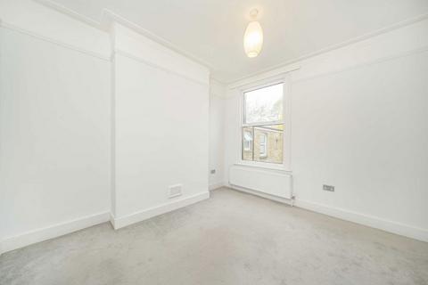 3 bedroom flat to rent, Telferscot Road, London SW12
